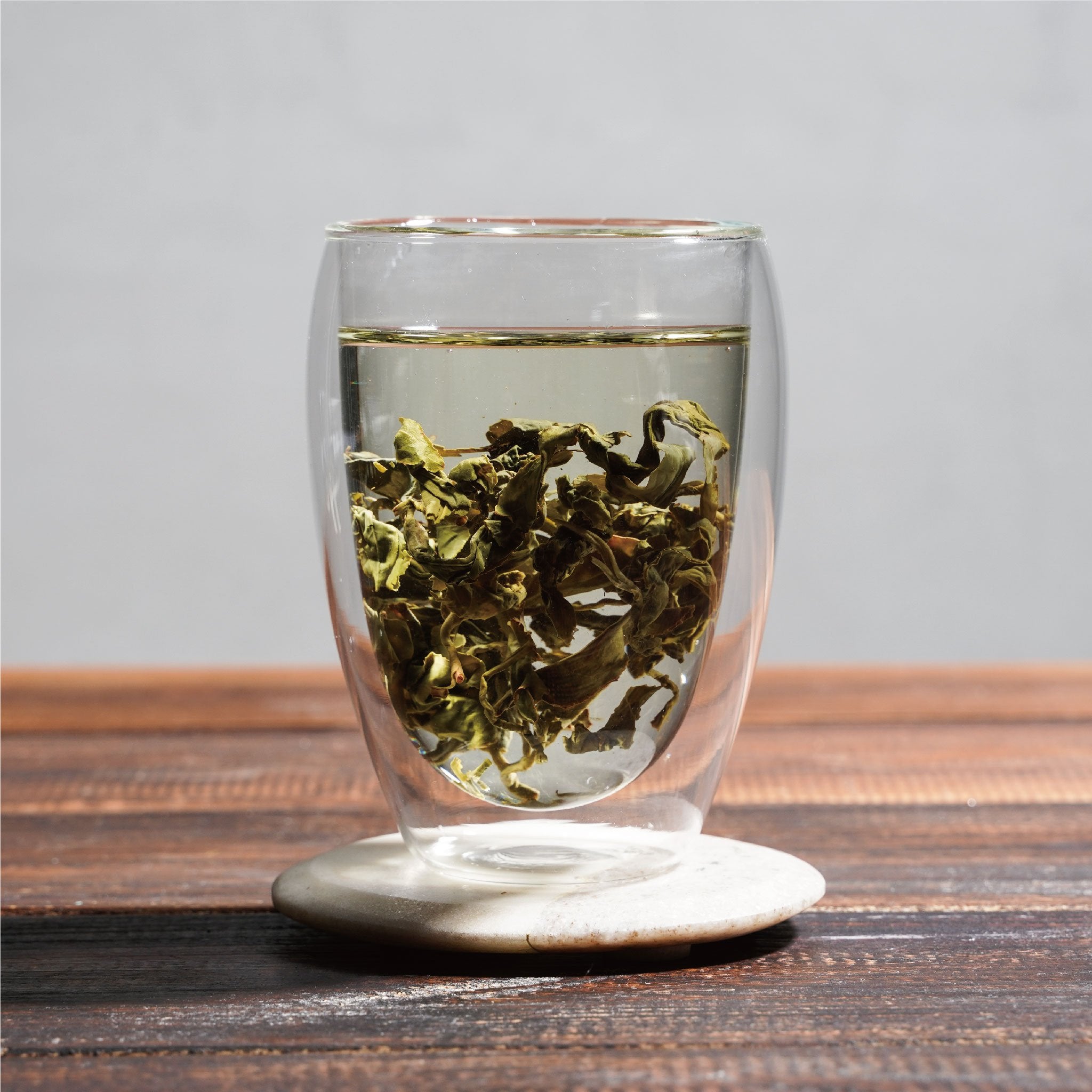 alishan ali mountain wet tea leaves floating in cup