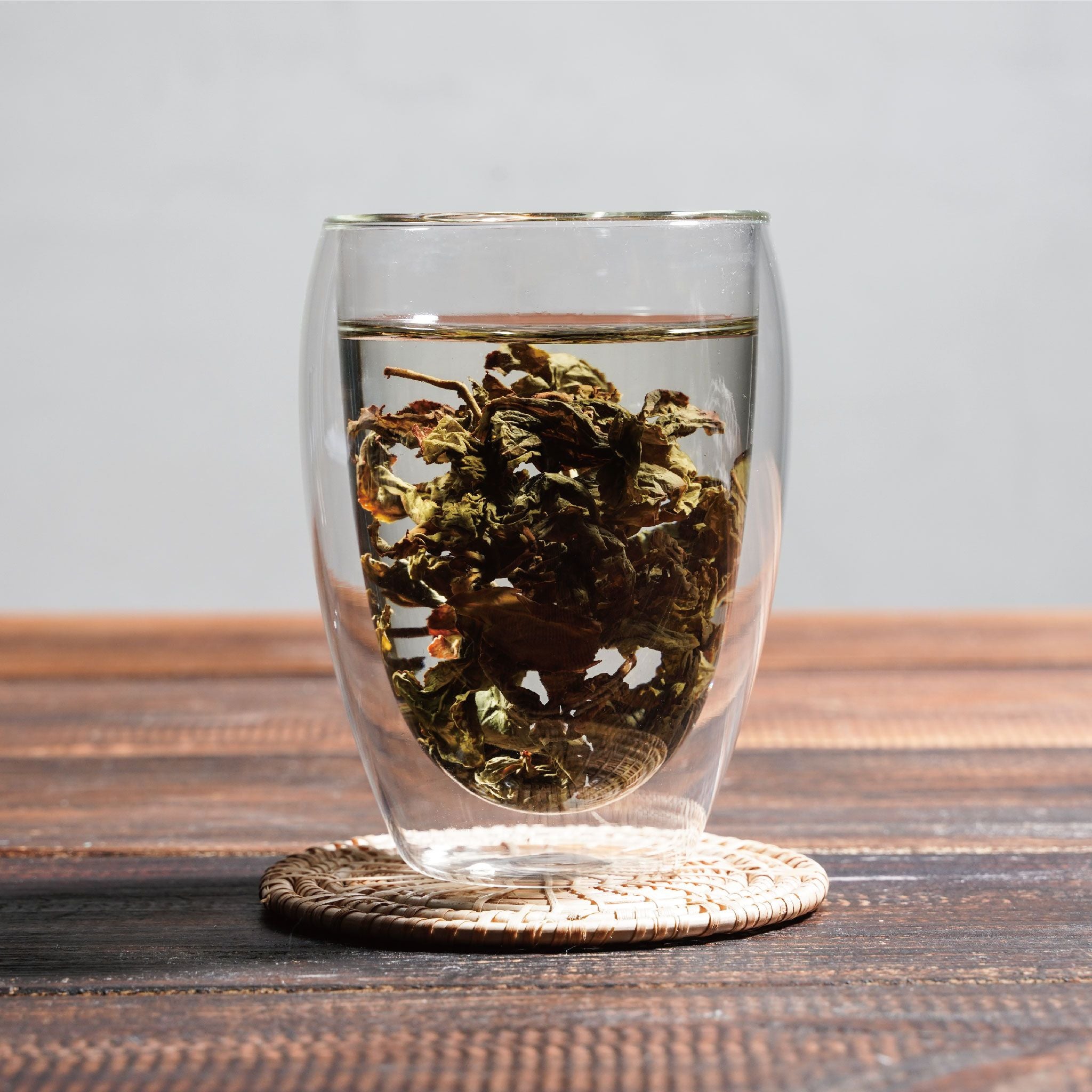 dong ding frozen summit wet tea leaves floating in cup
