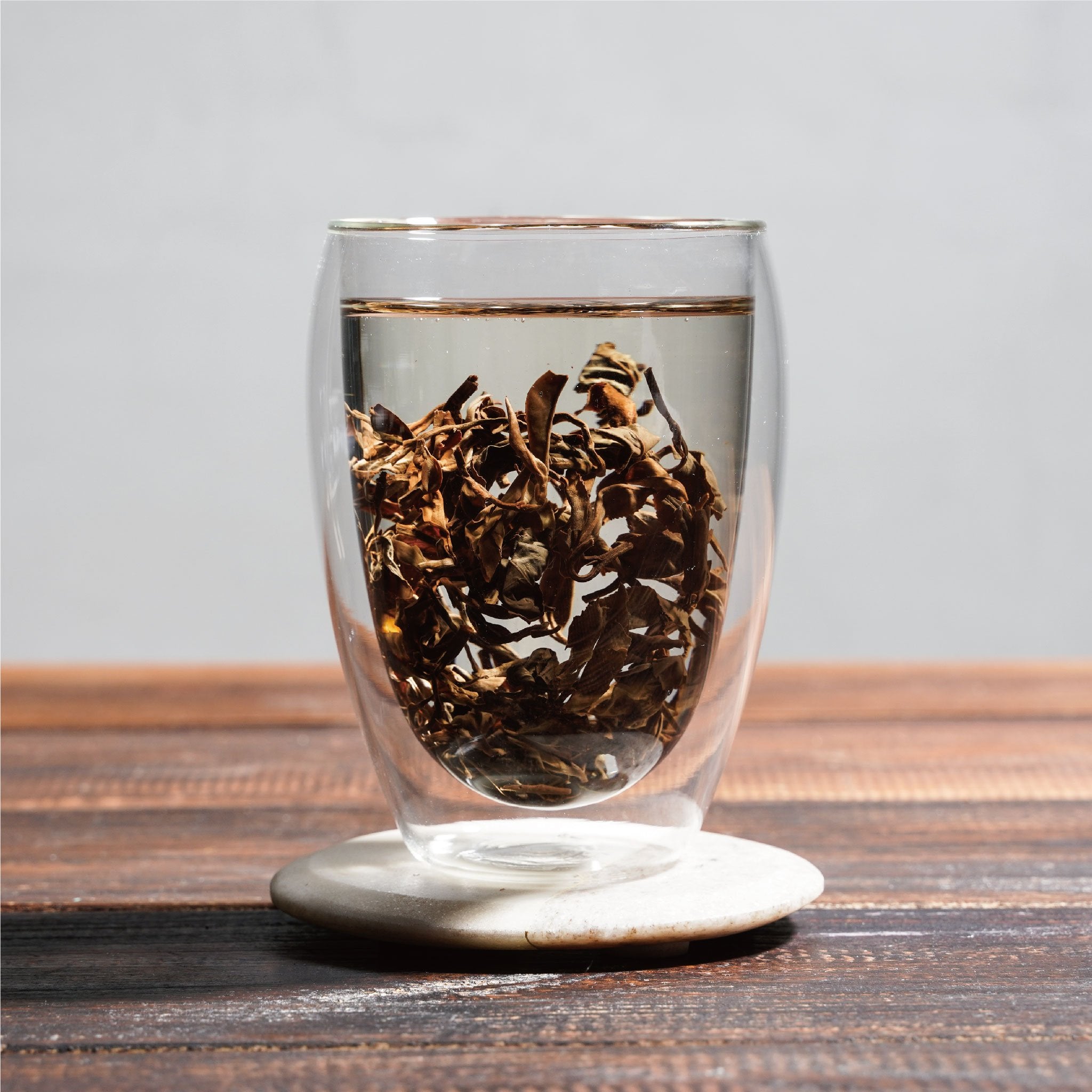 dongfang meiren eastern beauty wet tea leaves floating in cup
